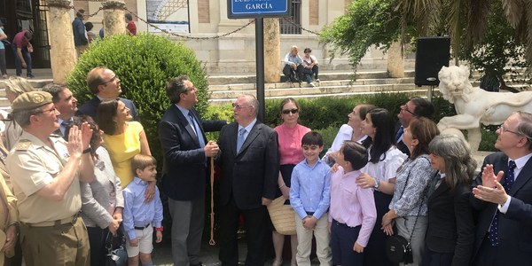 El Ayuntamiento inaugura la nueva glorieta Luis Navarro García con la que se reconoce la labor de este catedrático e investigador de la Historia de América