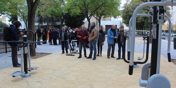 El Ayuntamiento inaugura la Plaza de Juan XXIII, en Cerro-Amate, tras realizar una inversión de 200.000 euros en una reurbanización que incluye nuevas áreas de juegos infantiles y para mayores
