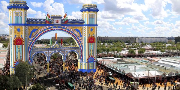 El Ayuntamiento inicia la construcción de la portada de la Feria de Abril 2018