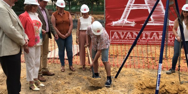 El Ayuntamiento inicia la construcción de un nuevo pabellón multiusos en el CEIP Arrayanes de Alcosa en el marco de una inversión total en el colegio de 900.000 euros
