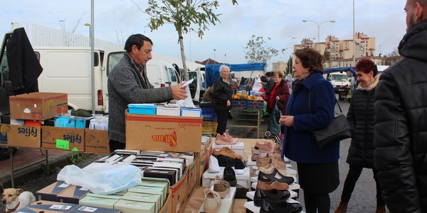 El Ayuntamiento inicia la entrega de tarjetas que acreditan la licencia comercial a los vendedores y la asignación de puestos en el proceso de normalización de los mercadillos