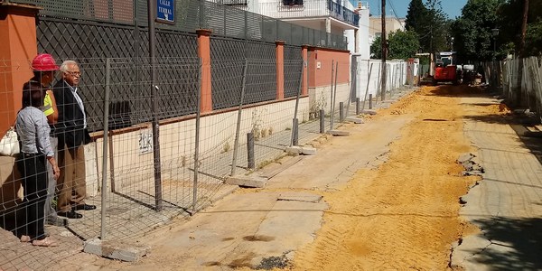 El Ayuntamiento inicia la renovación del abastecimiento y la reurbanización de la calle Terral en el Distrito Bellavista-La Palmera