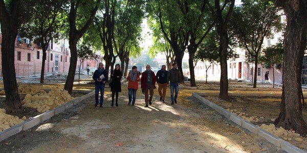 El Ayuntamiento inicia las obras de reurbanización integral en la calle Enrique Granados, en Cerro-Amate, con renovación del pavimento, más áreas ajardinadas, zona infantil, acceso a vehículos de emergencias  y sin barreras arquitectónicas