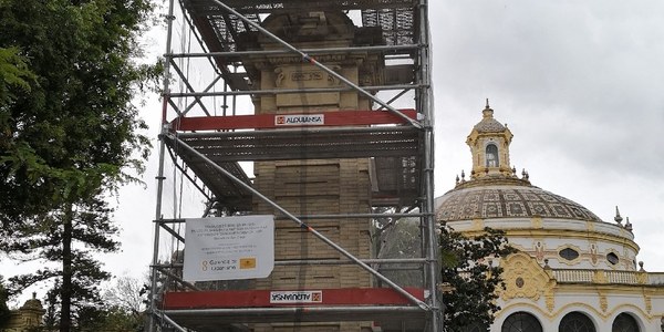 El Ayuntamiento inicia obras de conservación de los obeliscos de piedra que daban acceso a la entrada del recinto de la Exposición del 29