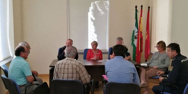 El Ayuntamiento inicia una ronda de reuniones con vecinos de Nervión afectados por problemas de convivencia por ruidos y movida nocturna con la participación de las policías Local y Nacional