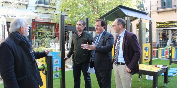 El Ayuntamiento instala un nuevo parque infantil en la Plaza de la Alfalfa que cuenta con el 70% de sus juegos adaptados para niños con discapacidad física, psíquica o sensorial