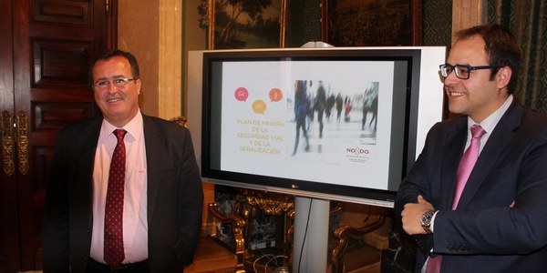 El Ayuntamiento invertirá 1,2 millones de euros en un plan pionero de renovación de la señalización en los barrios para mejorar la seguridad vial