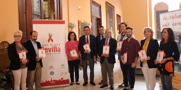El  Ayuntamiento, Junta y entidades aprueban el primer plan por una ciudad libre de VIH y sida