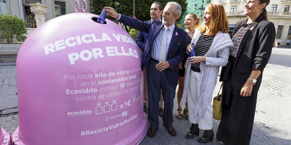 El Ayuntamiento, Lipasam y Ecovidrio ponen en marcha con motivo del Día Mundial contra el Cáncer de Mama la campaña ‘Recicla por ellas’ para luchar contra esta enfermedad y promover hábitos sostenibles