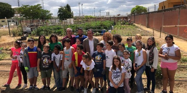 El  Ayuntamiento llega ya a 25 centros educativos con el programa municipal de huertos escolares  y plantará 900 nuevos árboles  en colegios en este mandato