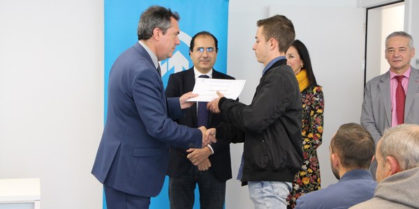 El Ayuntamiento pone en marcha a través de Emasesa un programa de empleo para una quincena de personas con dificultades de inserción laboral que recibirán cursos especializados y luego accederán a prácticas en empresas