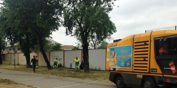 El Ayuntamiento pone en marcha un dispositivo especial para  el desbroce de zonas ajardinadas  y la limpieza de solares  y alcorques en los barrios