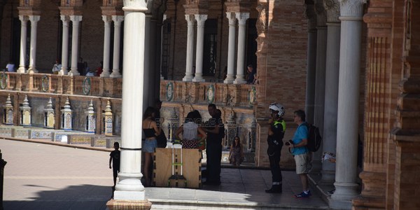 El Ayuntamiento pone en marcha un nuevo dispositivo contra la venta ilegal en la Plaza de España