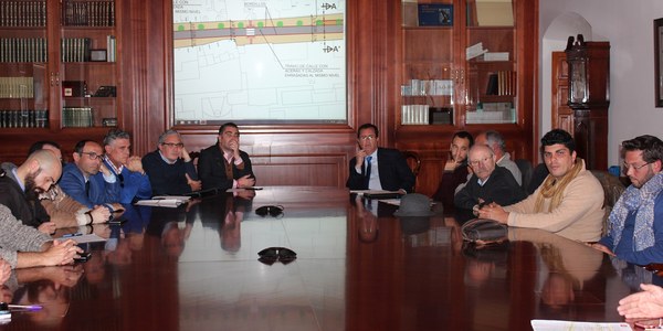 El Ayuntamiento presenta a entidades el nuevo proyecto para Amor de Dios con plataforma única y arbolado y estudiará nuevas propuestas