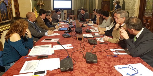 El Ayuntamiento presenta ante la Mesa contra la Oferta Ilegal de Alojamientos Turísticos una encuesta ciudadana que revela que el turismo no supone aún un problema grave de convivencia