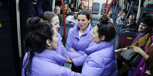 El Ayuntamiento programa en líneas de transporte público piezas cortas de teatro comprometidas con la Igualdad con motivo del 25N Día Internacional de la Violencia hacia las Mujeres