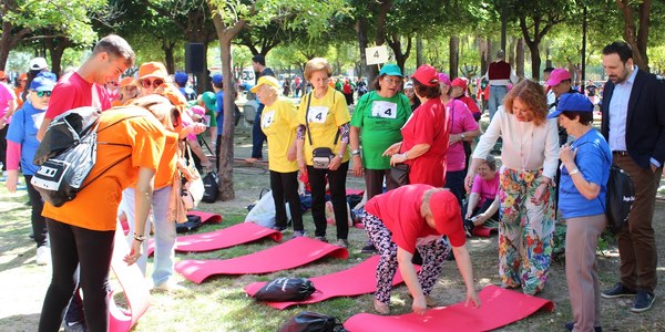 El Ayuntamiento promociona hábitos saludables para el envejecimiento activo con actividades en el Parque  de La Buhaira que han contado con medio millar de personas mayores