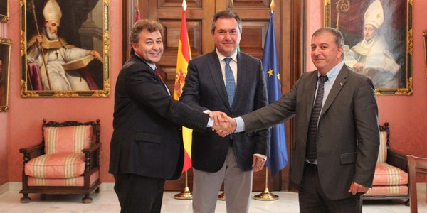 El Ayuntamiento propicia un acuerdo entre LAR y los pequeños y medianos comerciantes de Los Bermejales para facilitar su integración en el complejo comercial y familiar de Palmas Altas e impulsar los negocios y el empleo
