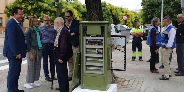 El Ayuntamiento prueba en Cerro-Amate, una nueva tecnología para semáforos que reduce el consumo eléctrico, regula su intensidad lumínica y permite que sigan operativos aunque se corte la luz