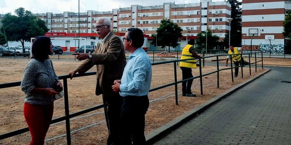 El Ayuntamiento realiza una amplia intervención en una zona deportiva y de ocio del barrio de La Oliva del distrito Sur e incorpora nuevos espacios y aparatos biosaludables para personas mayores