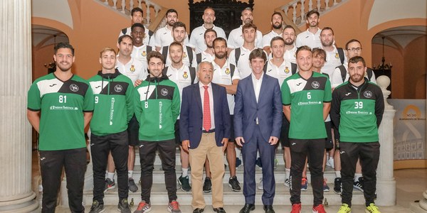 El Ayuntamiento recibe a la Selección Española de balonmano playa y al equipo sevillano Pinturas Andalucía, campeón de Europa