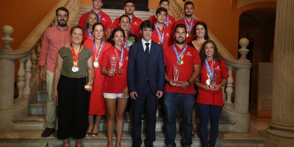 El Ayuntamiento recibe  a la selección sevillana  que se proclamó campeona  del Mundo de Dragon Boat