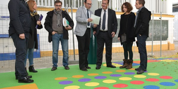 El Ayuntamiento renueva el patio de Educación Infantil del colegio Huerta de Santa Marina del Distrito Casco Antiguo con un presupuesto de 18.000 euros