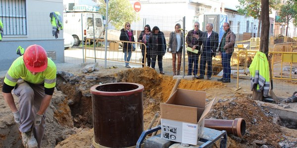 El Ayuntamiento renueva la red de saneamiento de las calles Afán de Ribera y Lisboa, en El Cerro del Águila, que resolverán problemas de inundaciones y encharcamientos