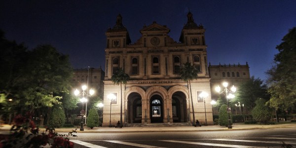 El Ayuntamiento renueva las farolas de la Plaza del Ejército Español por faroles fernandinos y homogeniza el entorno de Plaza de España