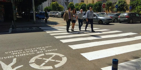 El Ayuntamiento renueva las señales horizontales en 68 calles de Triana, coloca zonas de seguridad en pasos de peatones y mejora la visibilidad nocturna con elementos reflectantes  en López de Gomara y Ronda de Triana