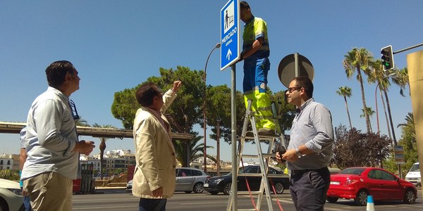 El Ayuntamiento renueva las señales que orientan hacia los mercados de abastos con el objetivo de eliminar  los antiguos mensajes sexistas e impulsar la actividad comercial