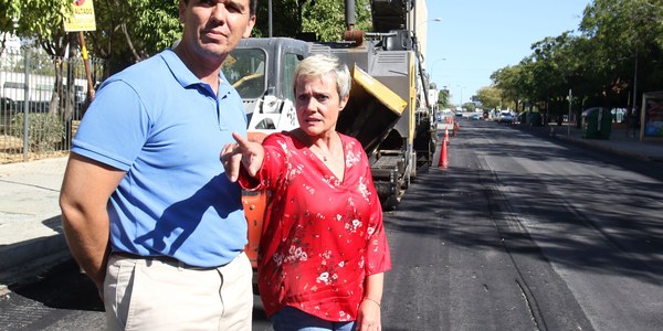 El Ayuntamiento repavimenta la calzada de la calle Hespérides, entre la Carretera de Carmona y la calle Sánchez Samaniego, en el Distrito San Pablo-Santa Justa