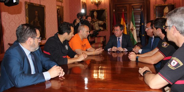 El Ayuntamiento respalda a los bomberos sevillanos de la ONG Proem-AID detenidos en Lesbos con una representación municipal que les acompañará en la vista oral que se celebrará Grecia