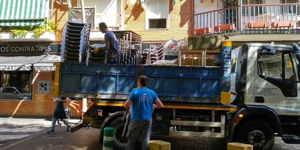 El Ayuntamiento retira más de  100 elementos en dos calles del Centro, la mayoría sillas y mesas, en cumplimiento de la  ordenanza municipal de veladores