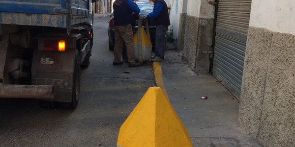 El Ayuntamiento retira varios macetones, bidones rellenos de hormigón y veladores irregulares en el centro y en Palmete tras nuevas inspecciones llevadas a cabo para controlar la ocupación ilegal del espacio público