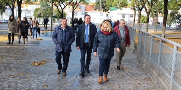 El Ayuntamiento reurbaniza la Plaza Juan XXIII de Cerro-Amate con nueva pavimentación, zonas de juego, accesibilidad  y la renovación del alumbrado