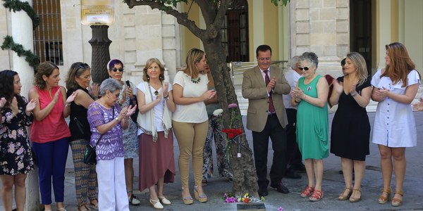 El Ayuntamiento rinde homenaje a las víctimas de la violencia de género con la colocación de una placa en la Plaza Nueva