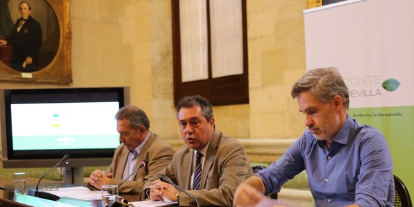 El Ayuntamiento sólo contratará energías renovables para el suministro eléctrico de alumbrado público, fuentes y edificios municipales con lo que reducirá en 20.000 toneladas las emisiones de CO2