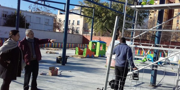 El Ayuntamiento ultima las obras para instalar un área de juegos infantiles y una zona de sombra en el CEIP Victoria Díez, de Tres Barrios-Amate