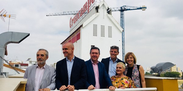 El Ayuntamiento y Cruzcampo formalizan el acuerdo que permite la cesión y el inicio de la rehabilitación del edificio Palomar para convertirlo en un espacio de innovación social abierto al ciudadano