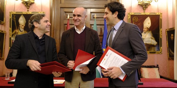 El Ayuntamiento y el Colegio de Aparejadores y Arquitectos Técnicos  firman un convenio para impulsar la eficiencia energética y fomentar el consumo sostenible en la edificación y rehabilitación de viviendas