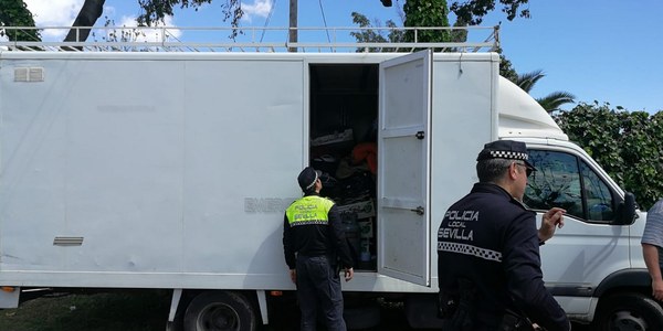 El Ayuntamiento y la Subdelegación activan un dispositivo contra la venta ilegal de alimentos y bebidas en la Feria que intercepta un camión que transportaba productos alimenticios sin pasar ningún control sanitario