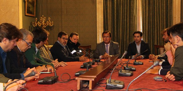 El Ayuntamiento y los hosteleros acuerdan reforzar los controles sobre el cumplimiento de las normas y licencias de actividad en los establecimientos para impedir la competencia desleal
