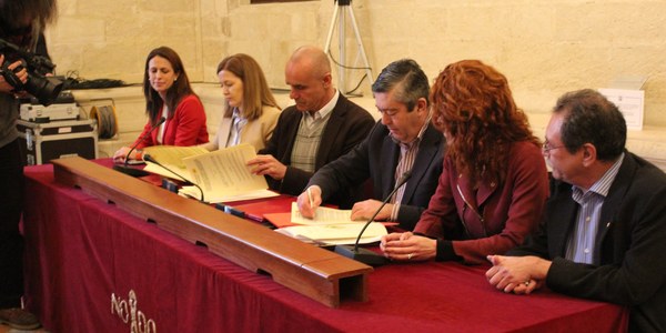 El Ayuntamiento y los propietarios  de los suelos de la Fábrica de Vidrio sellan el acuerdo que desbloquea el desarrollo urbanístico y fija como prioridad las obras de consolidación  de los inmuebles protegidos