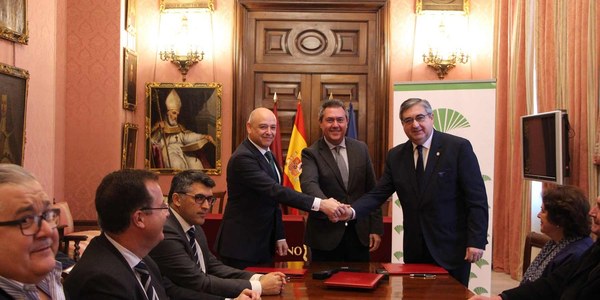 El Ayuntamiento y Unicaja Banco firman convenios con la Hermandad de la Hiniesta para impulsar la restauración y poner en valor los restos arqueológicos aparecidos en el sótano de la Casa Hermandad