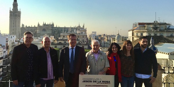 El Distrito Casco Antiguo celebra una jornada de homenaje a Jesús de la Rosa con motivo del 35 aniversario del fallecimiento de este músico, miembro del grupo Triana