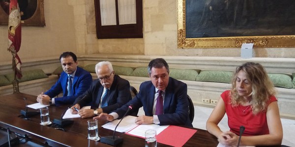 El gobierno propone una reducción del IBI del 5% para los hogares, un nuevo descenso del ICIO y una bonificación para los propietarios de viviendas vacías que las alquilen a Emvisesa con fines sociales