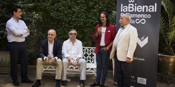 El Palacio de las Dueñas acoge el encuentro entre el pregonero de la Bienal, el escritor y poeta Felipe Benítez Reyes, y el bailaor Farruquito, que actuará el 8 de septiembre en el Teatro de la Maestranza