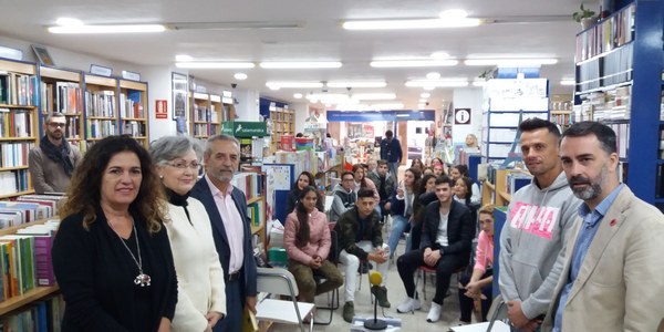 El rapero Haze arranca el programa ‘Lecturas célebres’ del Día de las Librerías con alumnos del IES Diamantino García Acosta