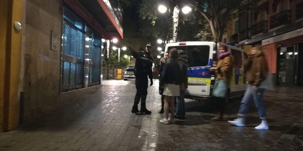 El viernes se salda con 600 actuaciones en el dispositivo especial de la Policía Local  de Sevilla para las noches  de los fines de semana